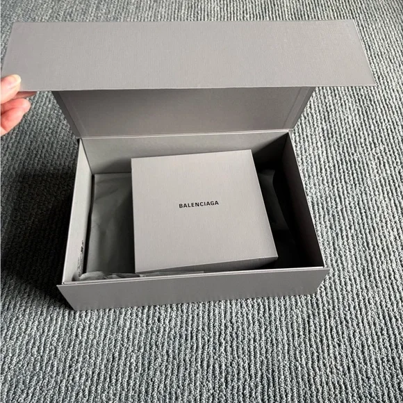 Balenciaga Boxes - Picture 4 of 5